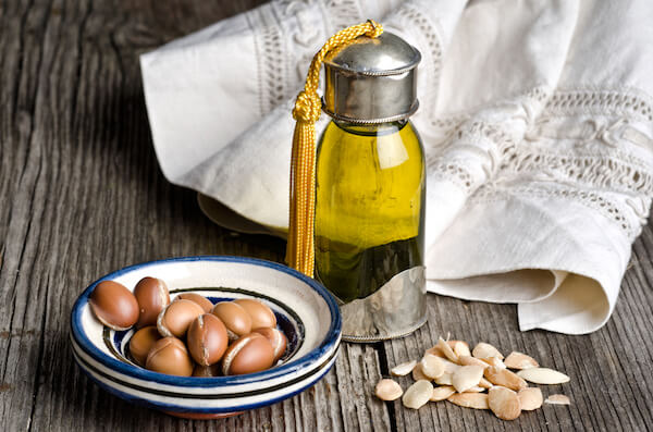  L'huile d'Argan marocaine est utilisée comme huile de beauté dans les soins de la peau et des cheveux 