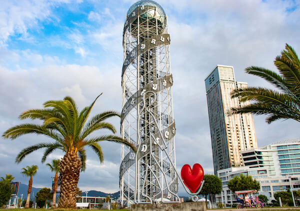 Batumi - Wieża alfabetu, zdjęcie Tonu Alina/. com