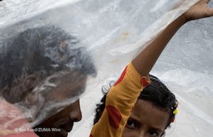 Two people bracing rain during Monsoon in Bangladesh - dpa